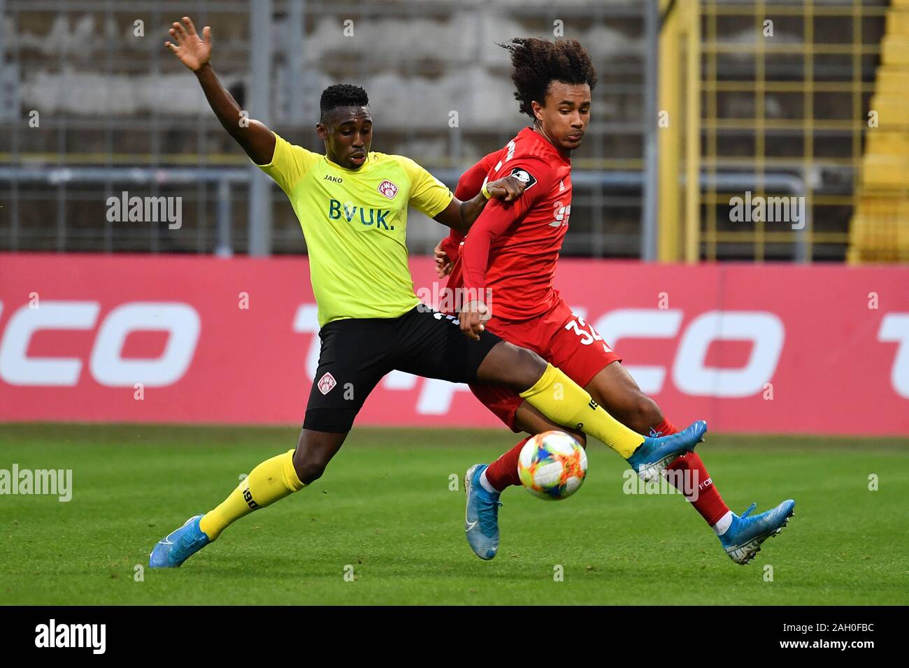 Joshua ZIRKZEE (FC Bayern München), Aktion, Duelle gegen Frank RONSTADT (WUE). Fussball 3. Liga 20. Spieltag, FC Bayern München II - FC Kickers Würzburg 1-1, am 22. Dezember 2019, Stadion an der Gruenwalder Straße in Muenchen, DFL-Bestimmungen verbieten die Verwendung von Fotografien als BILDSEQUENZEN UND/ODER QUASI-VIDEO. | Verwendung weltweit Stockfoto