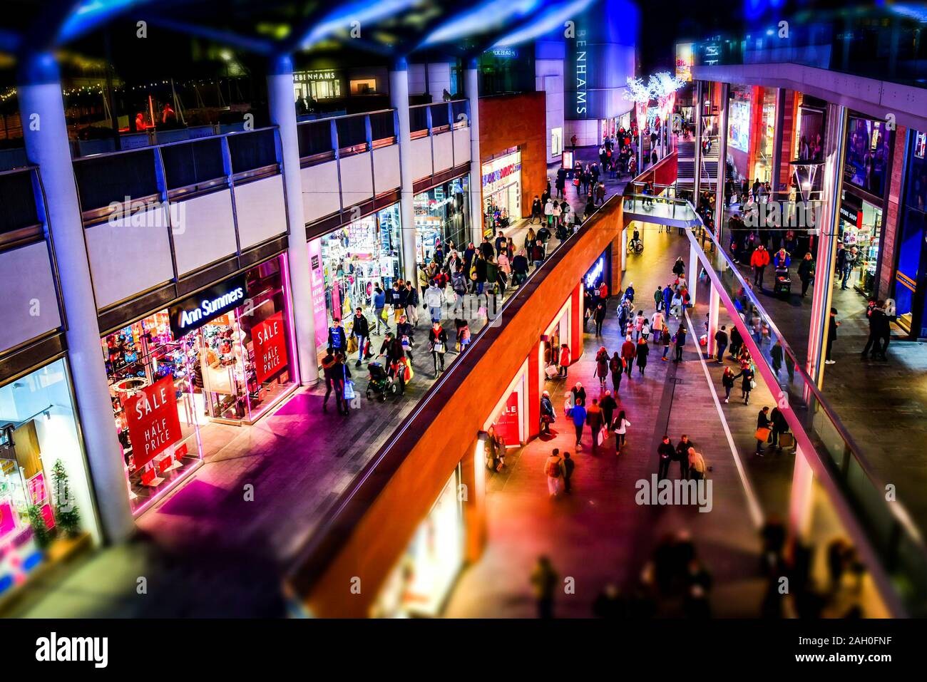 LIVERPOOL, ENGLAND, 27. Dezember 2018: Leute einkaufen bei Chavasse Park Outdoor Mall, mit Weihnachtsbeleuchtung, Kugeln und Bäumen. Stockfoto