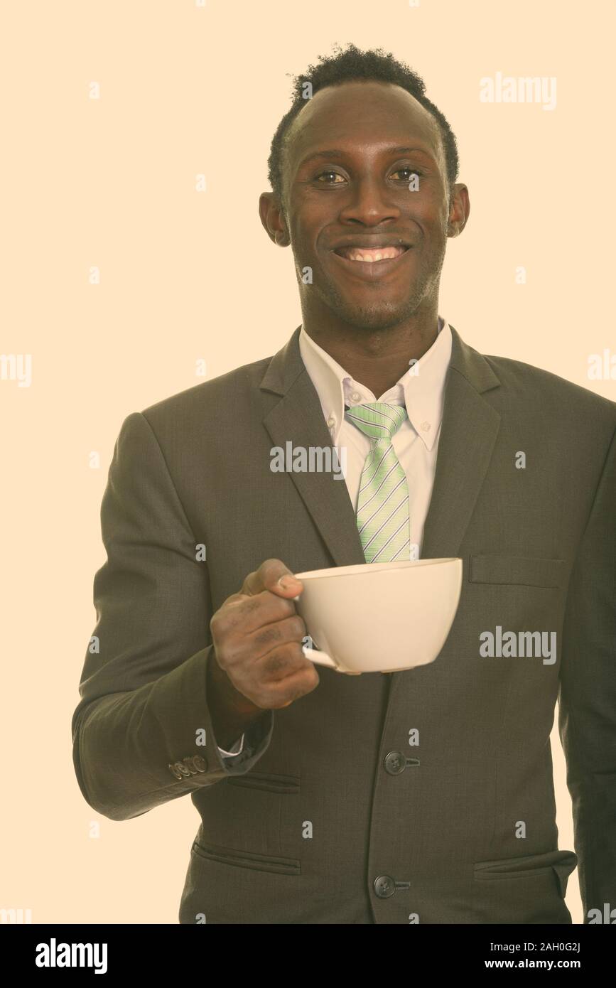 Junge glücklich schwarzen afrikanischen Geschäftsmann und lächelnd Kaffeetasse Stockfoto