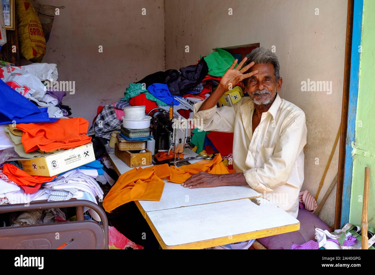 Portrait von älteren Männer in Schneiderei, Trichy, Tamil Nadu, Indien Stockfoto