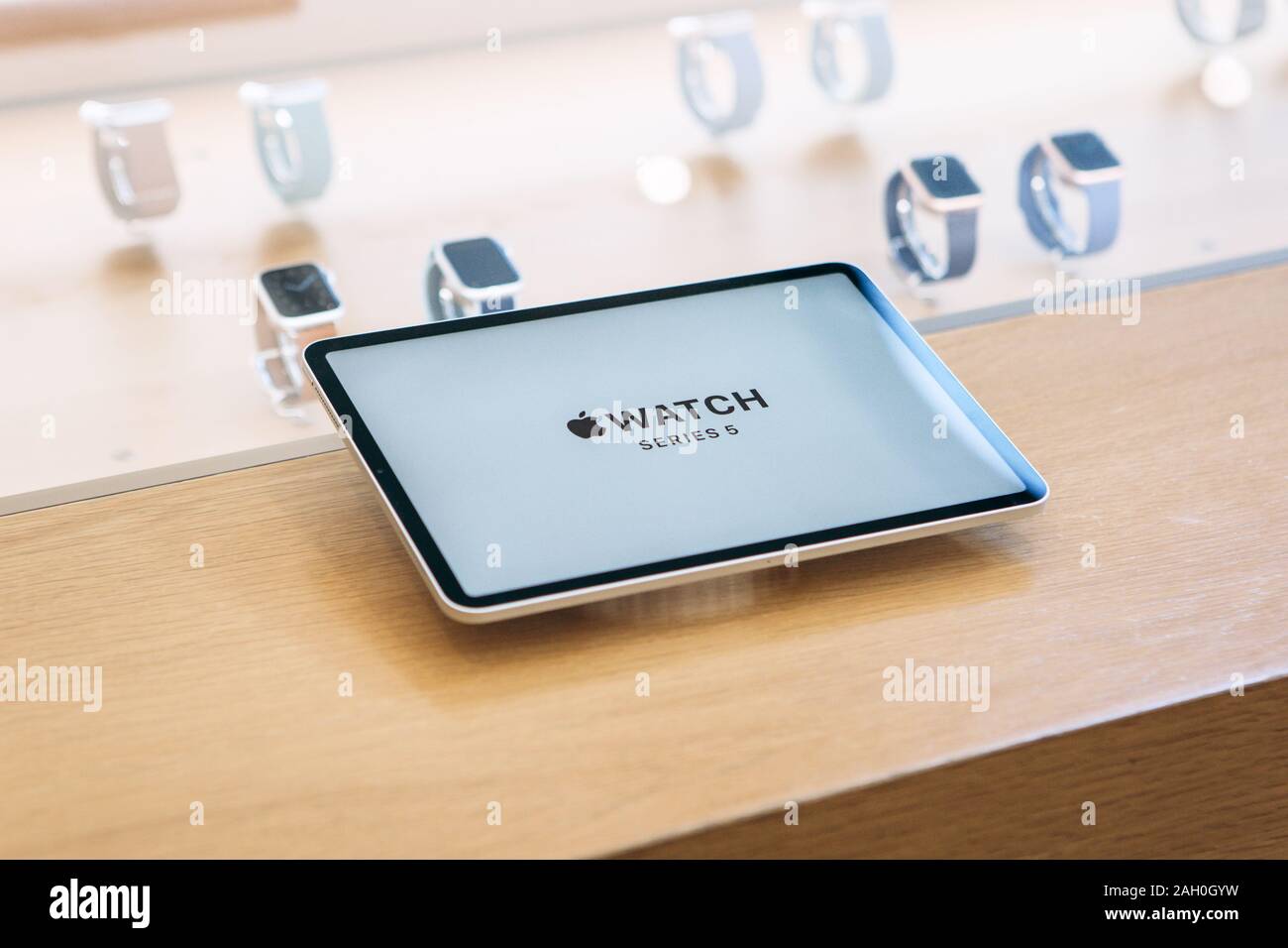 Türkei, Istanbul, 20. Dezember 2019: Apple Watch 5 Serie Inschrift auf dem Tablett, und im Hintergrund sehen Sie in der offiziellen Apple Store. Stockfoto