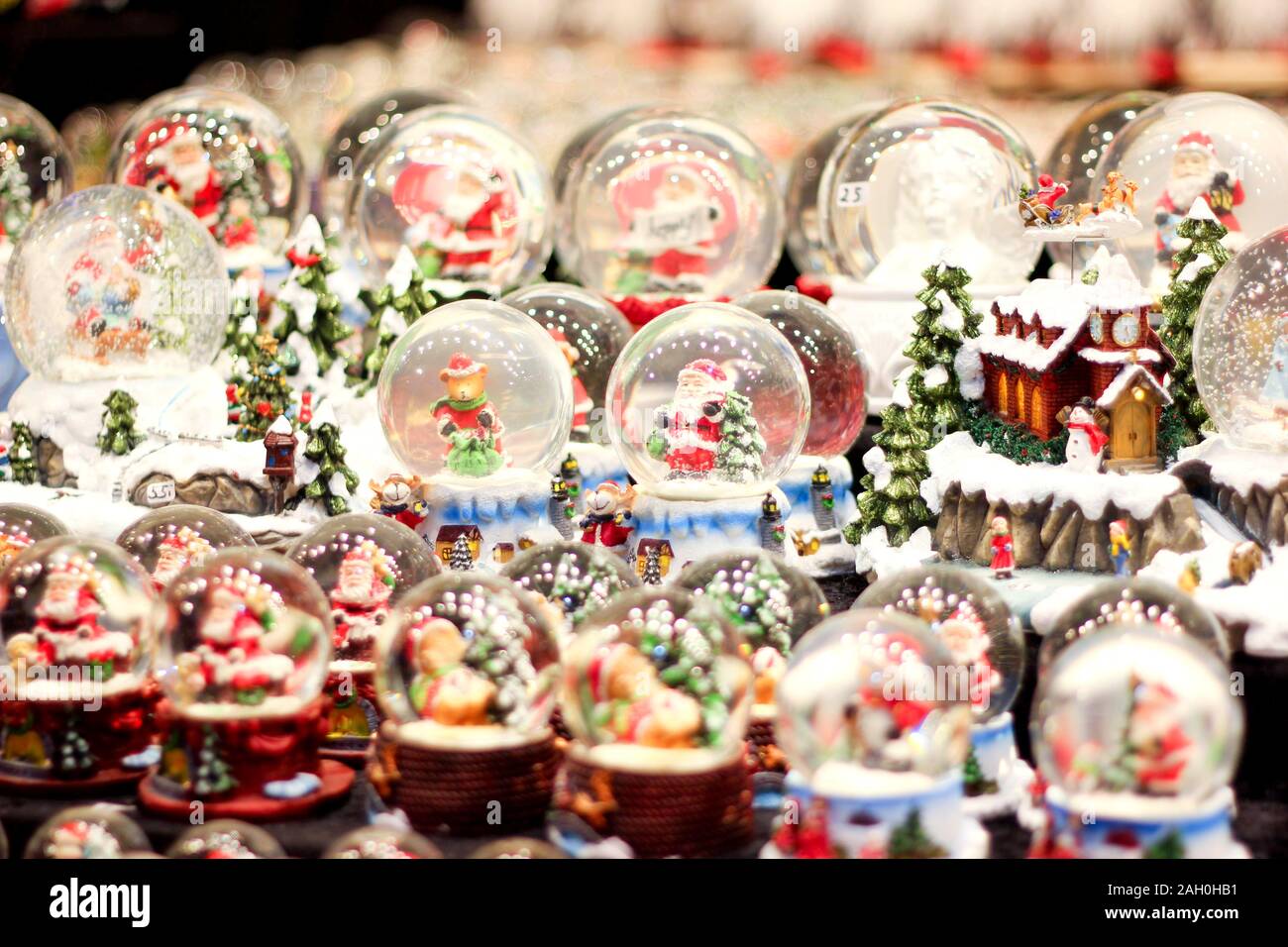 Schneekugeln in Weihnachtsmarkt, Wien, Österreich Stockfoto