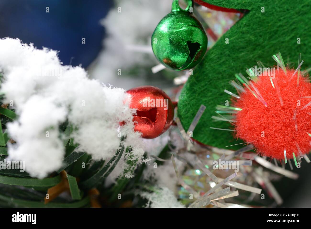 Farben von Weihnachten. Kleine Weihnachtsbaum makro details, Rote und Grüne Glöckchen Stockfoto