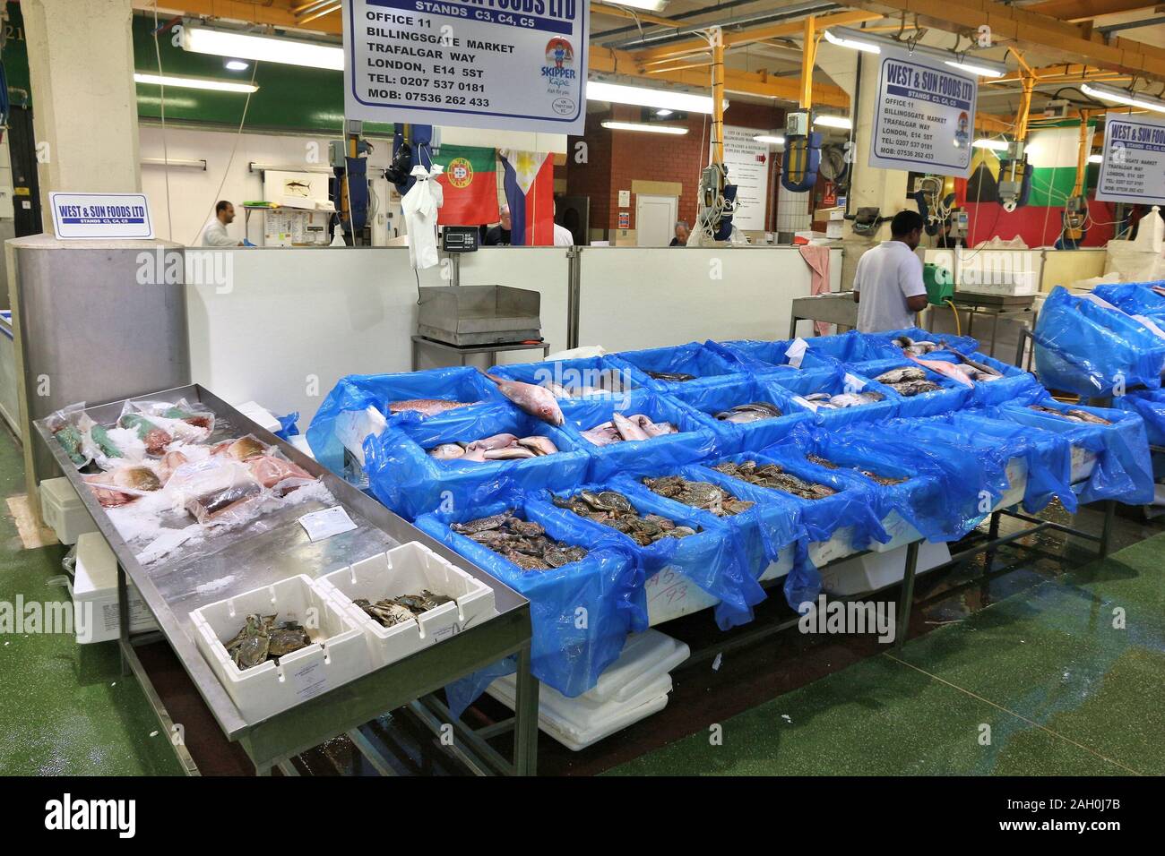 LONDON, Großbritannien - 8. JULI 2016: Händler verkaufen Meer Essen in Billingsgate Fish Market in London, UK. Der Markt befindet sich an der Insel Hunde entfernt und ist einer der größten Stockfoto