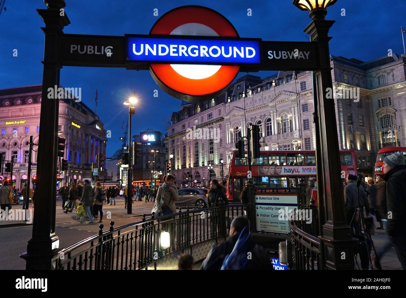 LONDON, Großbritannien - 23 April, 2016: die Menschen verlassen die U-Bahn in London, UK. Die Londoner U-Bahn ist der 11 Verkehrsreichsten U-System weltweit mit 1,1 Milliarden jährlichen r Stockfoto