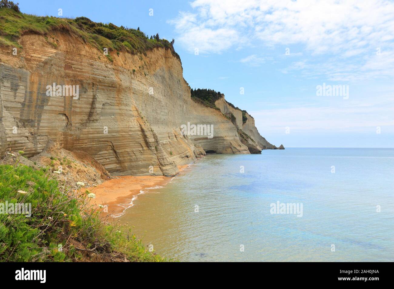 Korfu Strand Landschaft - Insel in Griechenland. Logas Strand unterhalb der Klippen. Stockfoto