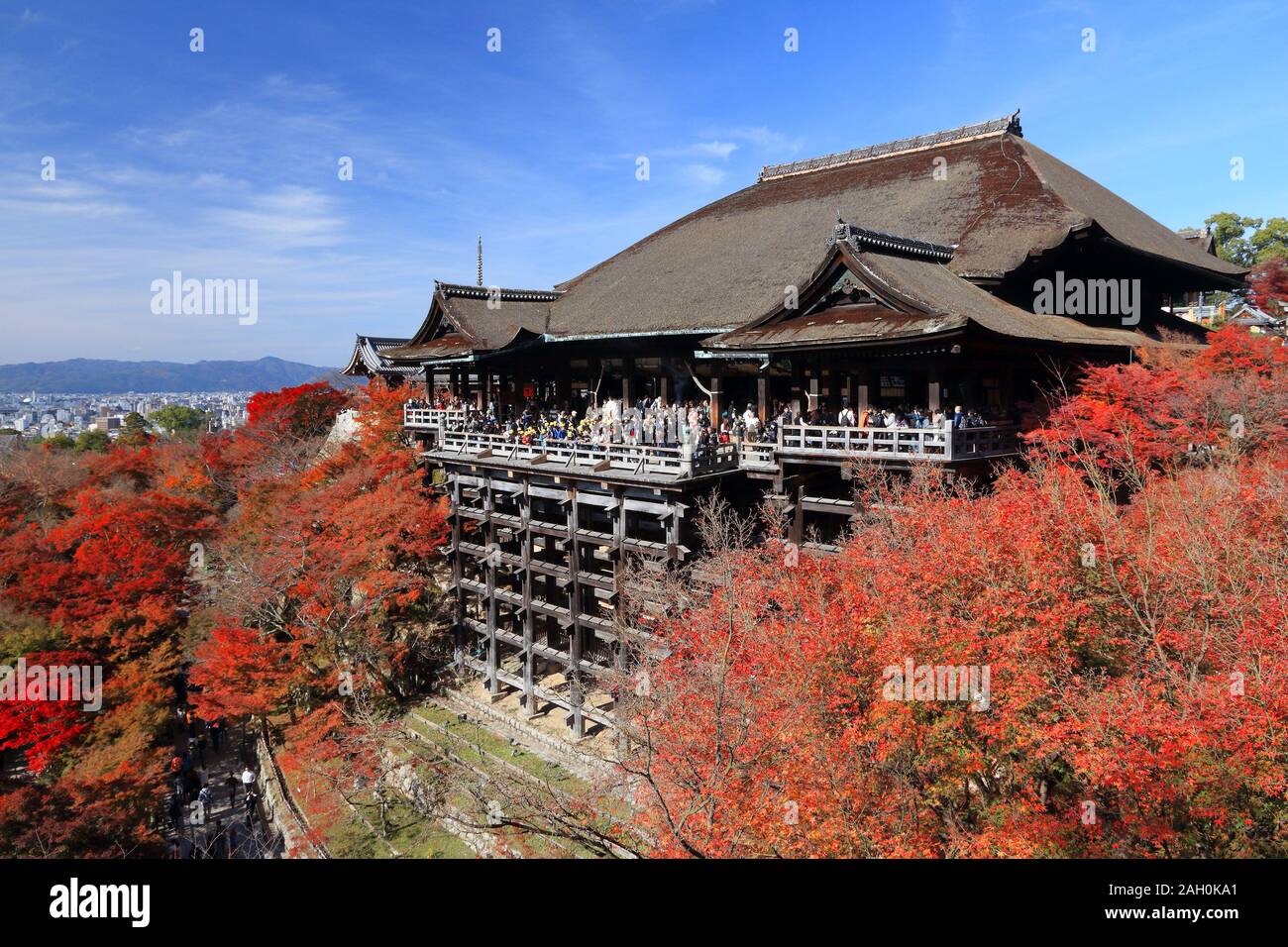 KYOTO, Japan - 26 November, 2016: die Menschen besuchen Kiyomizu-dera Tempel in Kyoto, Japan. Kyoto hat 17 UNESCO-Welterbestätten. Stockfoto