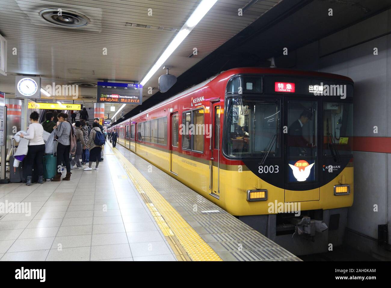 KYOTO, Japan - 24. NOVEMBER 2016: Passagiere am Keihan Bahnhof in Kyoto, Japan. Keihan Railway ist wichtiger Teil der öffentlichen Stadt transportati Stockfoto
