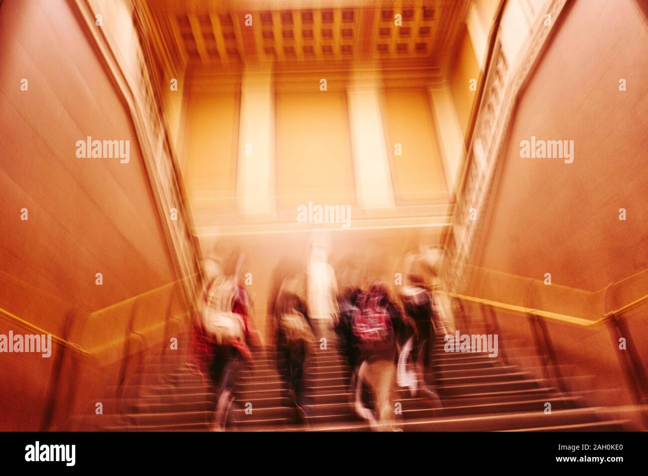 Verschwommen touristische Zahlen, die zu Fuss Eingang Stufen innerhalb des British Museum in London England - Museum Besucher - verschwommenes Bewegen von Personen Stockfoto