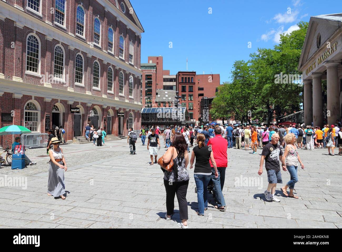 BOSTON, USA - Juni 9, 2013: die Menschen besuchen Quincy Market in Boston. Quincy Markt stammt aus dem Jahre 1825 und ist ein wichtiges Reiseziel in Boston. Stockfoto