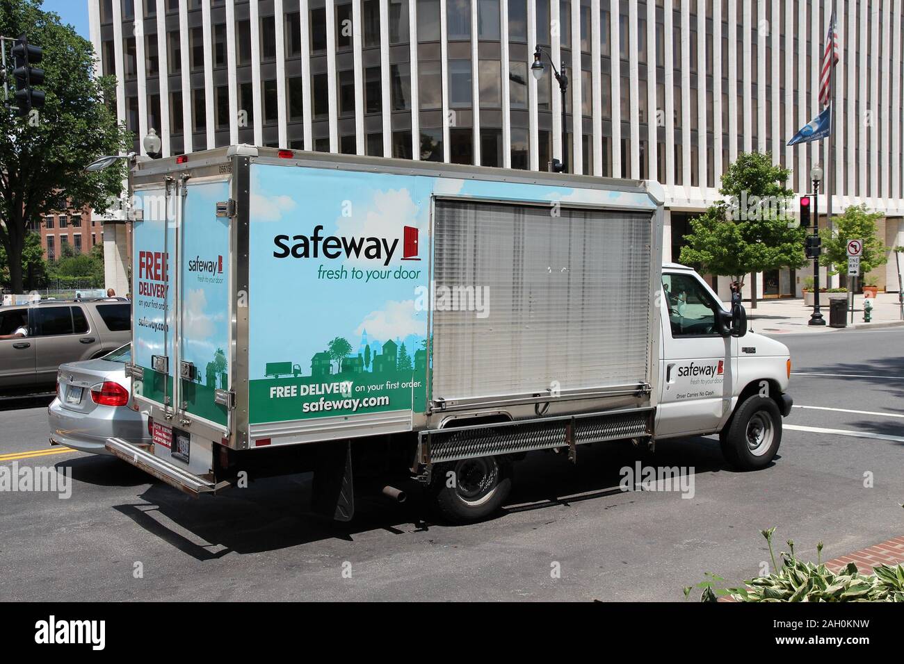 WASHINGTON, USA - 14. JUNI 2013: Safeway Lieferwagen in Washington DC. Safeway hat 1.335 Stores in den USA. Stockfoto