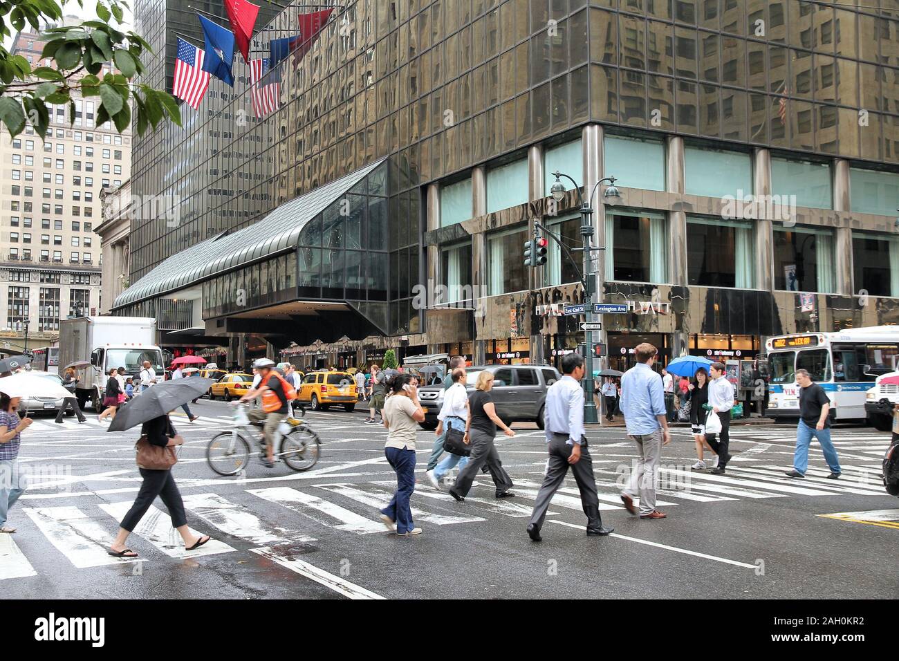 NEW YORK, USA - Juli 1, 2013: die Menschen gehen vorbei Grand Hyatt Hotel in der 42th Street in New York. Hyatt Hotels Corporation wurde 1957 und 2014 gegründet. Stockfoto