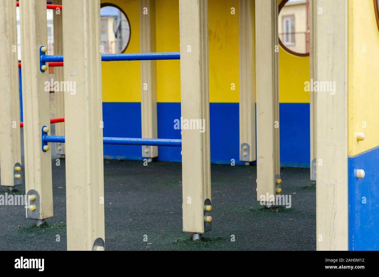 Leeren Spielplatz für Kinder. Unteren Teil Holz- Racks, unterstützt und Treppen. Selektive konzentrieren. Landschaft Foto Anordnung. Ohne Menschen. Stockfoto