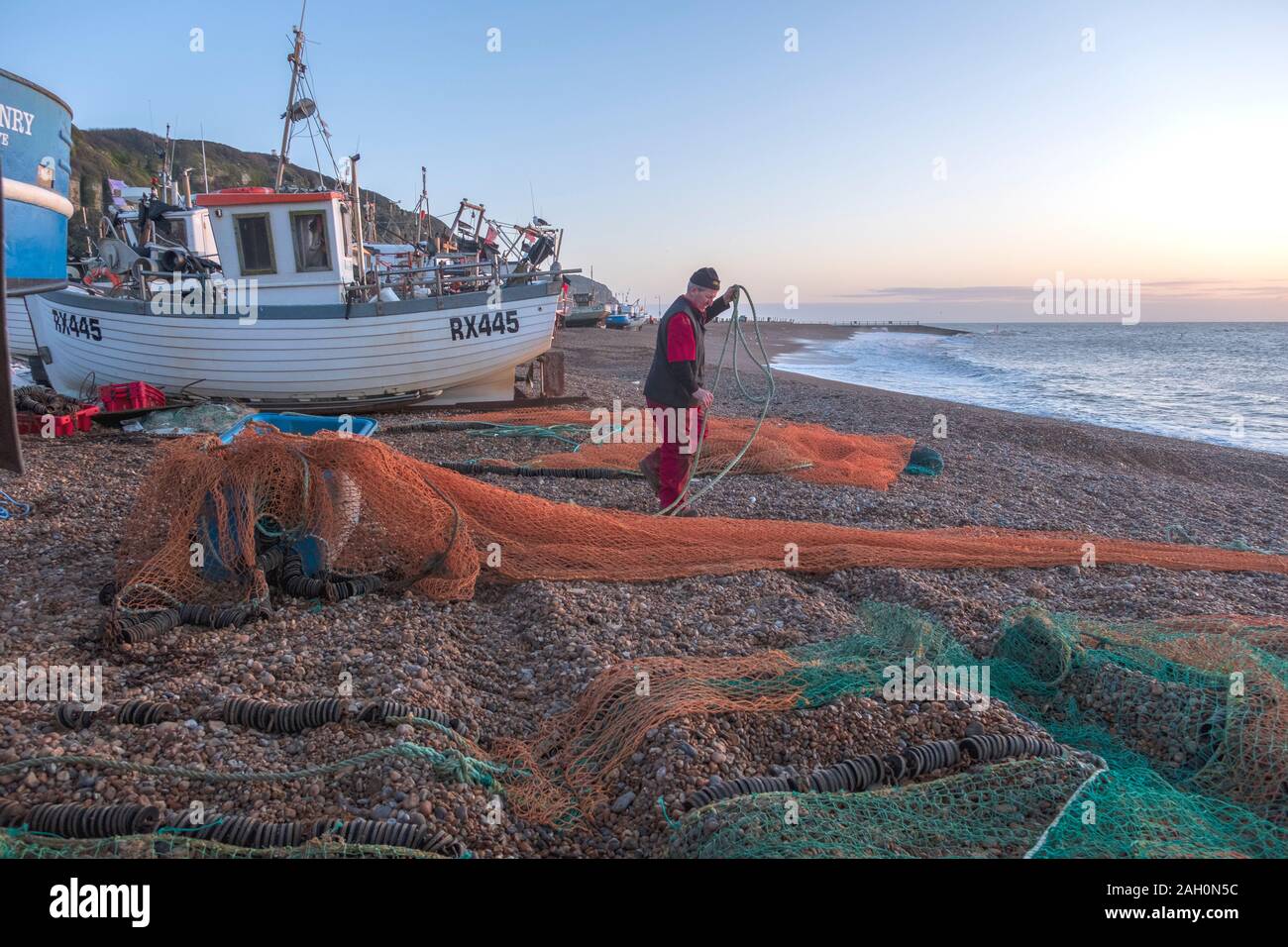 Hastings, East Sussex, UK. 23. Dezember 2019. Hastings fisherman Art seine Netze bei Sonnenaufgang auf einem sonnigen, milde Dezember Tag. Carolyn Clarke/Alamy leben Nachrichten Stockfoto