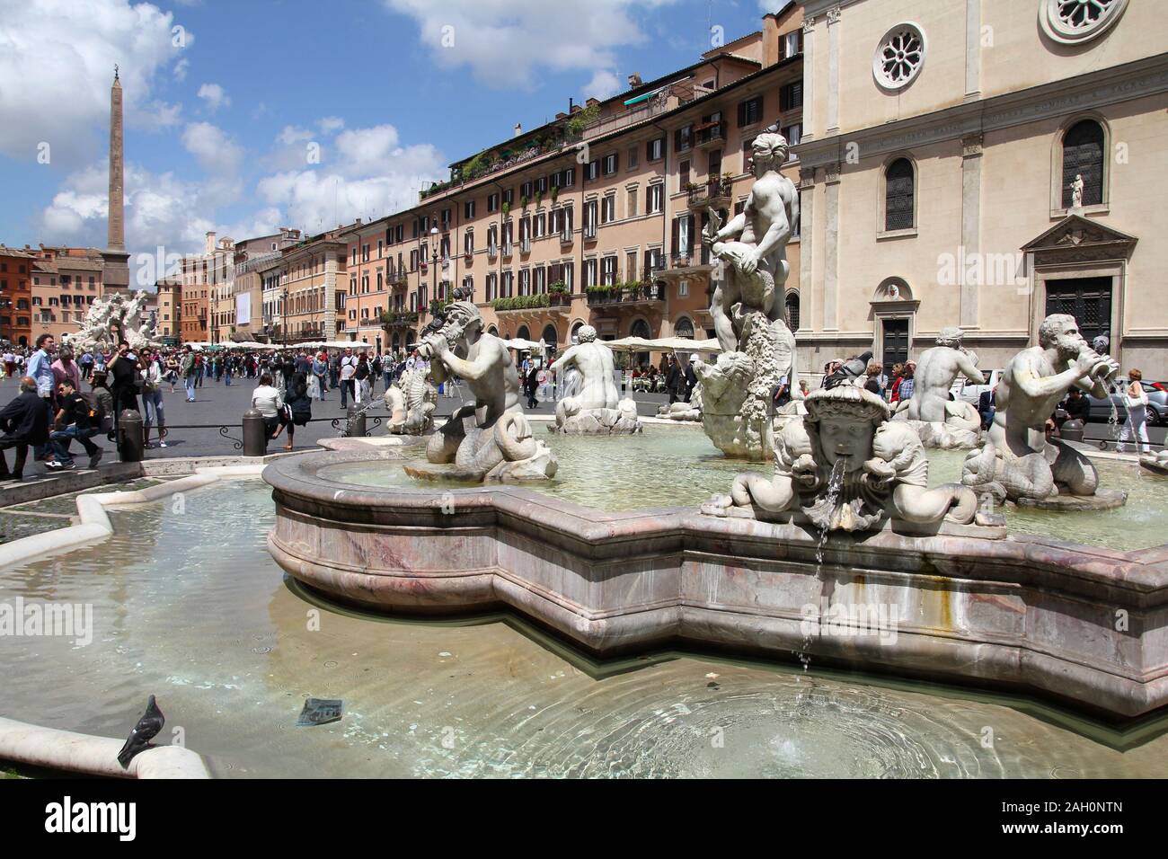 Rom - 13. Mai: Touristen auf der Piazza Navona am 13. Mai 2010 in Rom, Italien. Die ikonischen Square ist einer der am meisten besuchten Sehenswürdigkeiten in der Welt und in einem top Stockfoto