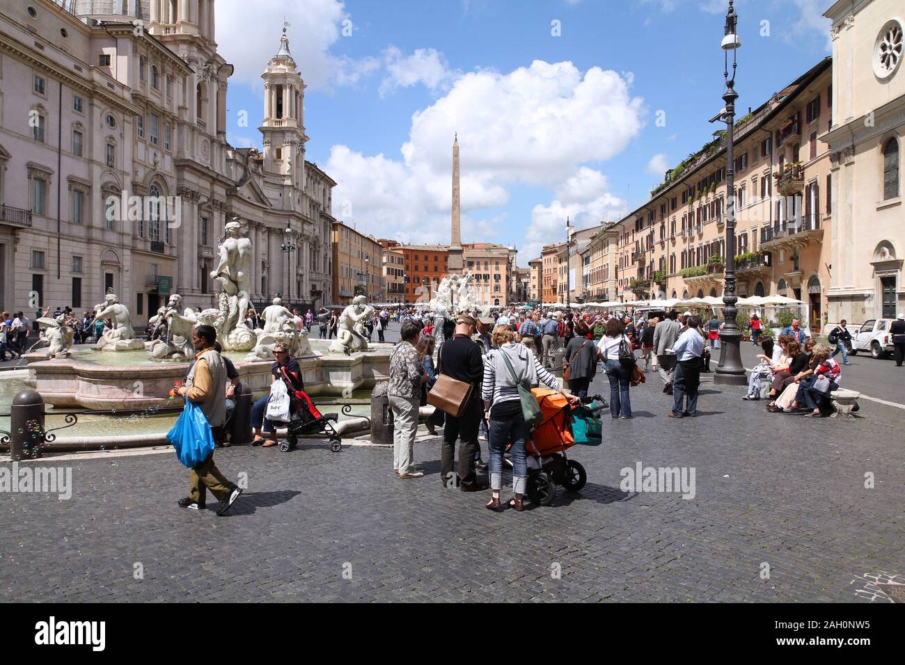Rom - 13. Mai: Touristen auf der Piazza Navona am 13. Mai 2010 in Rom, Italien. Die Piazza Navona ist ein beliebtes Ziel in Rom, die am meisten besuchte Stadt in der 3. Stockfoto