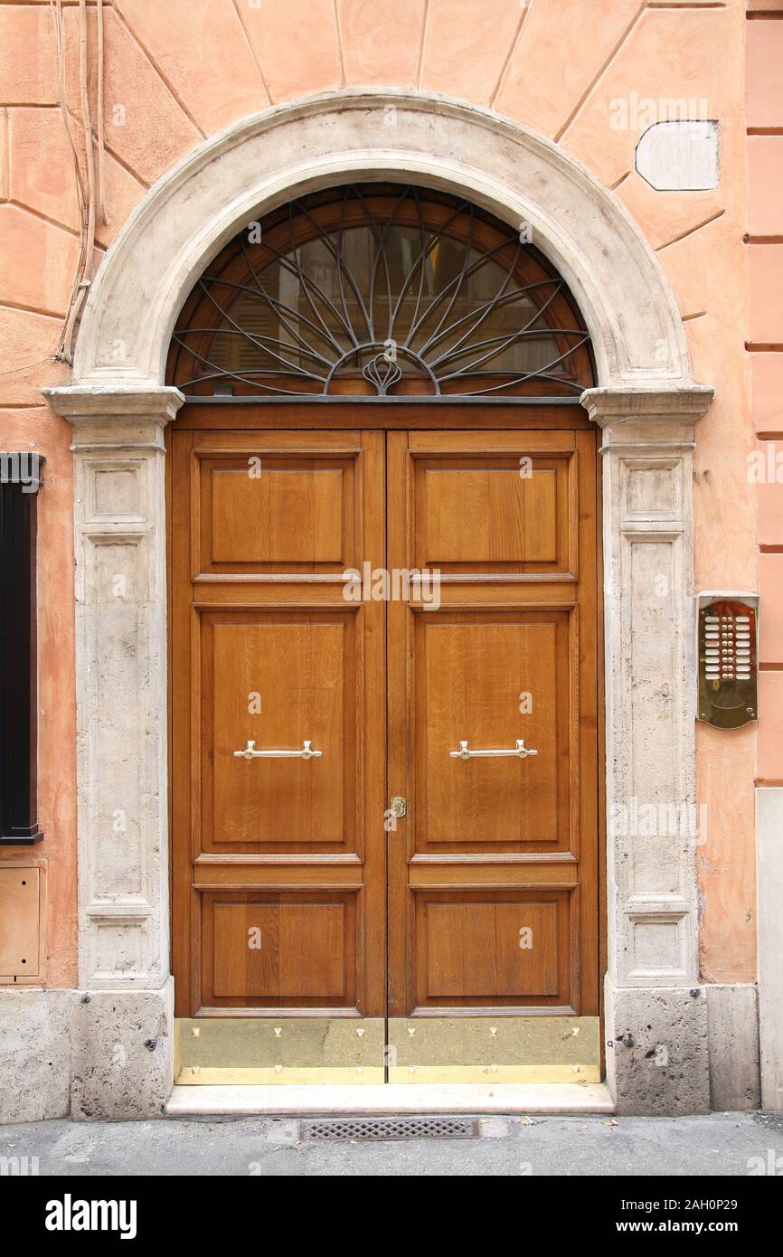 Rom, Italien. Alte Tür, italienische Architektur Detail. Stockfoto