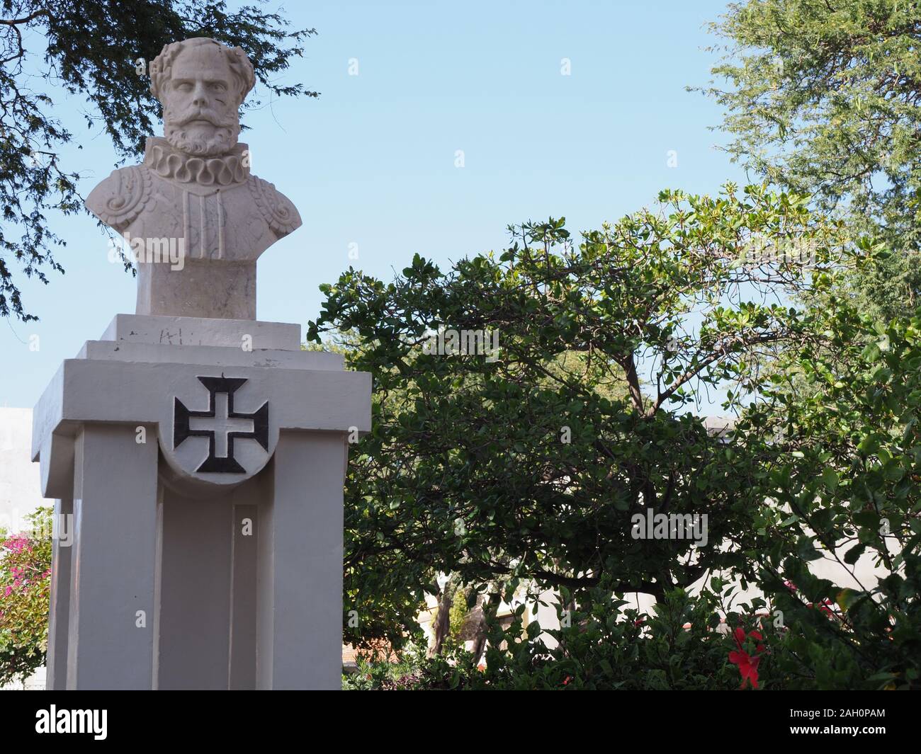 MINDELO, KAP VERDE auf April 2019: Denkmal der Sa-da-Baneira am Praça Nova Square, genannt Amilcar Cabral in der afrikanischen Stadt, Insel Sao Vicente, klar Stockfoto