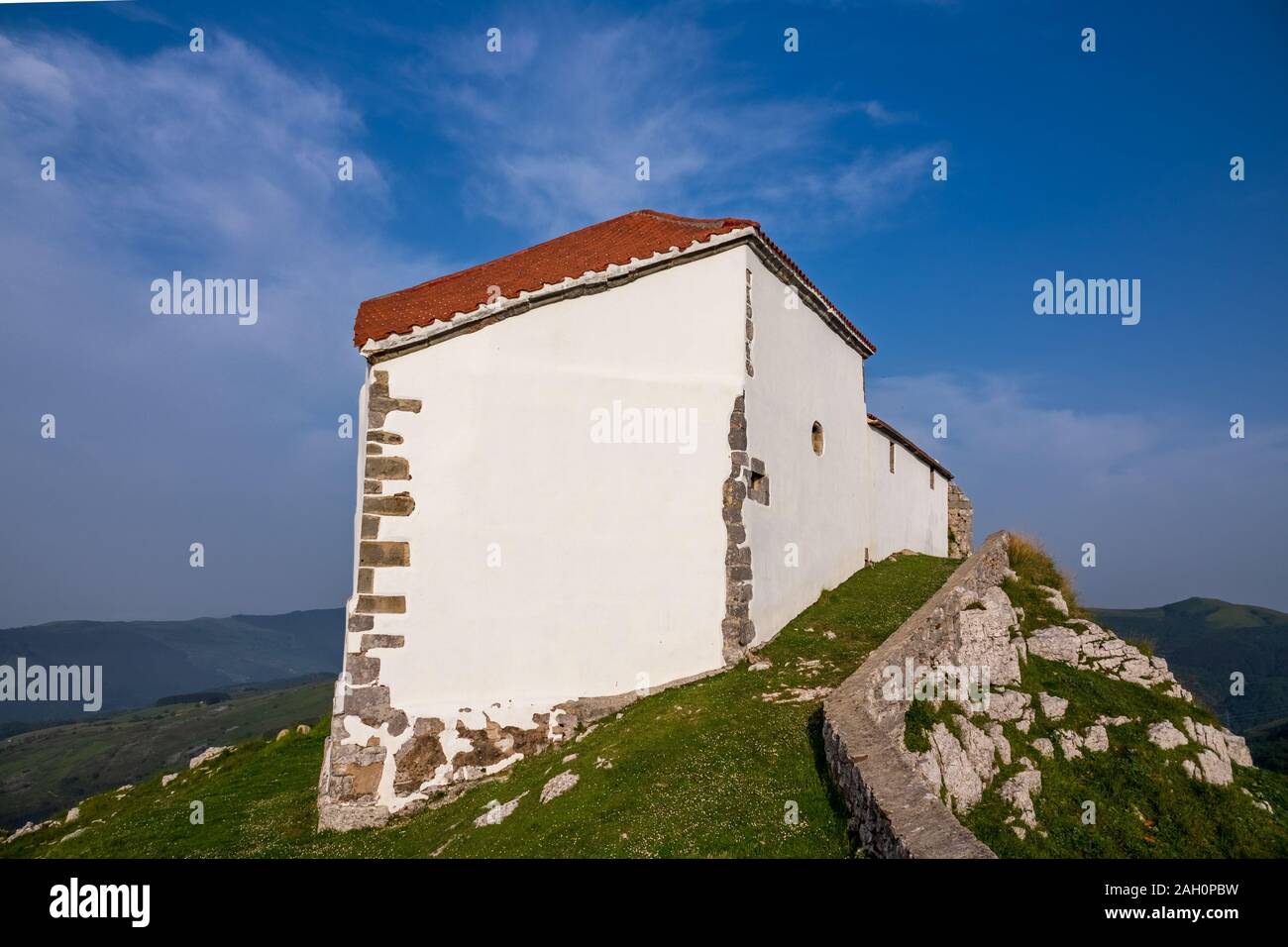 Weiße Kapelle auf dem Gipfel des Berges Stockfoto