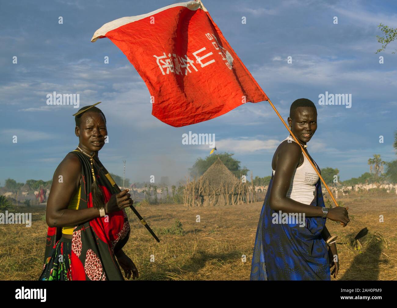 Mundari Stamm Frauen mit einem chinesischen Flagge feiern eine Hochzeit, Central Equatoria, Terekeka, South Sudan Stockfoto