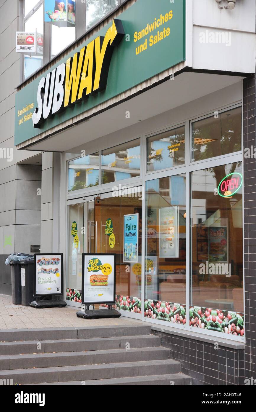 DORTMUND, Deutschland - 15. JULI 2012: Subway Sandwich Shop in Dortmund, Deutschland. U-Bahn hat 44,280 Fast Food Restaurants in 110 Ländern. Stockfoto