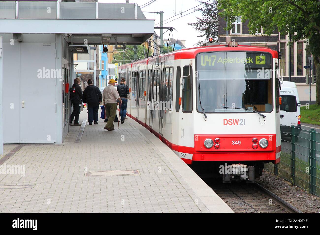 DORTMUND, Deutschland - Juli 16, 2012: Die Menschen fahren Straßenbahn in Dortmund, Deutschland. Dortmund light rail Netzwerk dient 130 Mio. jährliche Fahrten (2007). Stockfoto
