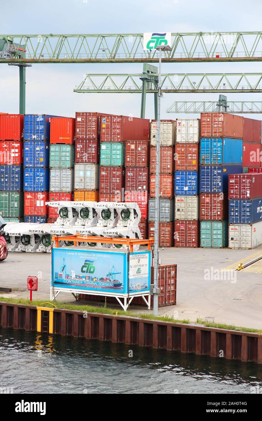 DORTMUND, Deutschland - 16. JULI 2012: Container werden in Dortmund Hafen in Deutschland geladen. Es ist die größte Kanal Hafen in Europa und hatte fast 3 ausgeliefert Stockfoto