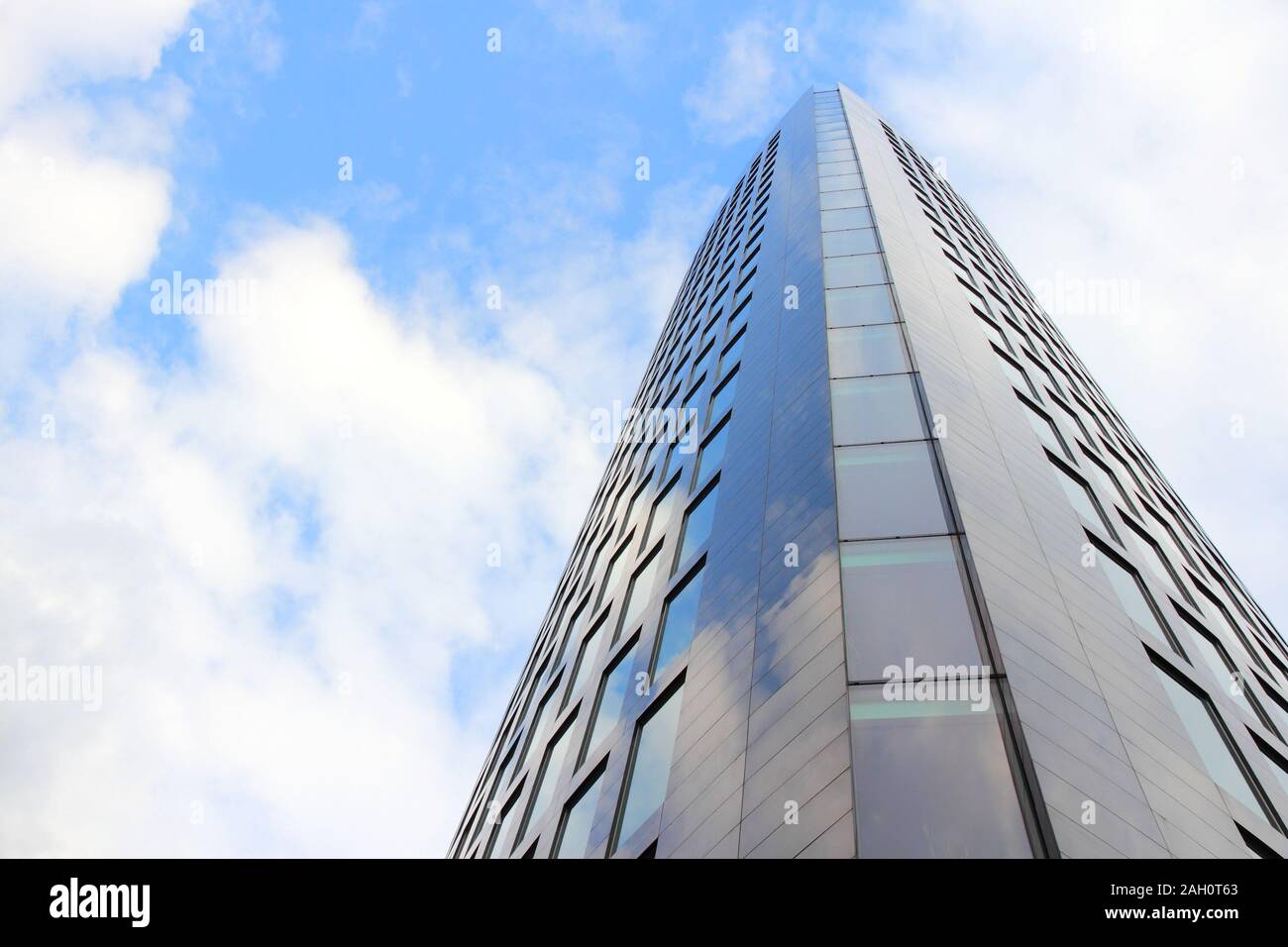 DORTMUND, Deutschland - 15. JULI 2012: RWE-Turm in Dortmund, Deutschland. Die 89 m hohe Gebäude ist das höchste Hochhaus in Dortmund. Stockfoto