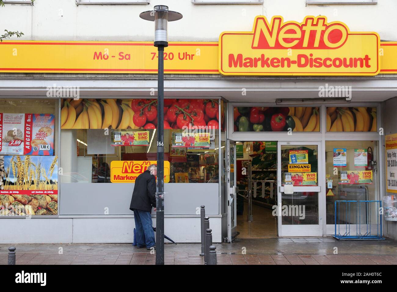 ESSEN, Deutschland - 17. JULI 2012: Person visits Netto Discounter in Essen, Deutschland. Es ist Teil der EDEKA-Gruppe, der größten deutschen Supermarkt corporatio Stockfoto