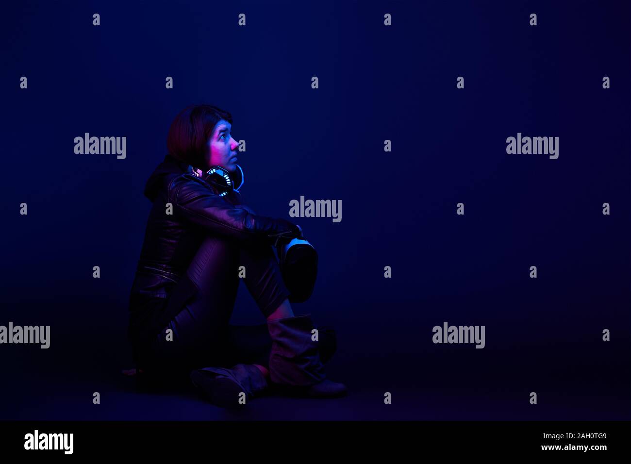 Frau mit Virtual reality Headset. Konzept der virtuellen Realität, Spiele, Unterhaltung und Kommunikation. Bild in der modernen Neon farbe Gamma. Stockfoto