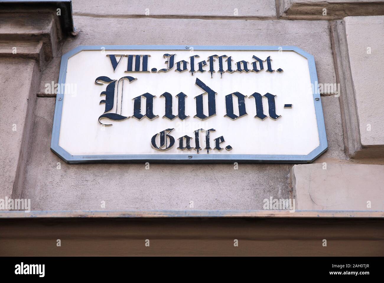 Wien, Österreich - Gasse (Laudon Laudongasse) Straßenschild in der Josefstadt. Stockfoto