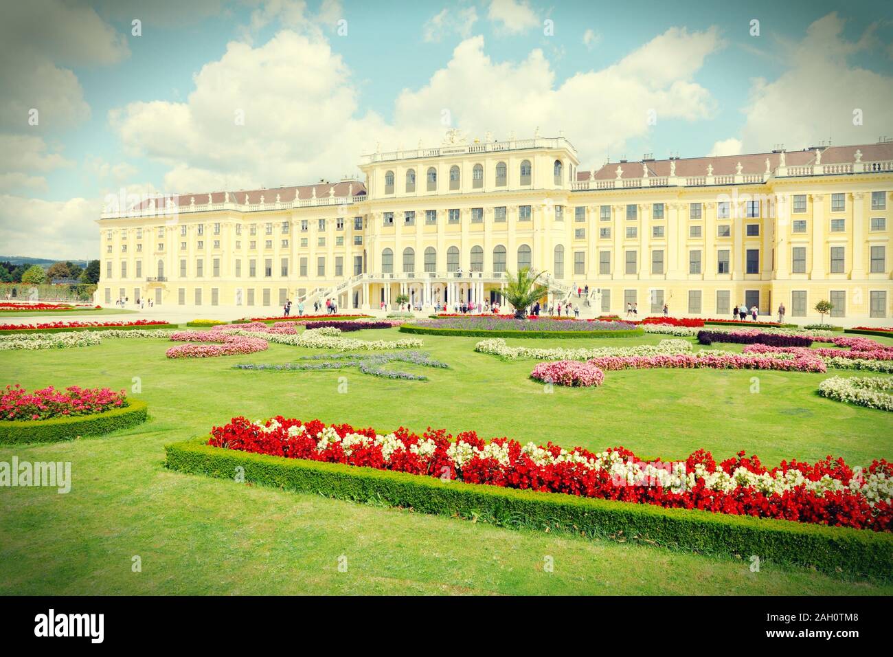 Wien, Österreich - Schloss Schönbrunn, der zum Weltkulturerbe der UNESCO. Querbearbeitung retro Farben. Stockfoto