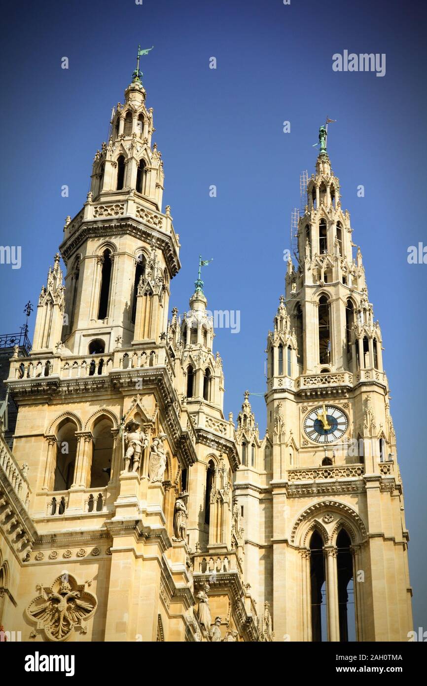 Wien, Österreich - berühmte Rathaus Gebäude. Die Altstadt ist UNESCO-Weltkulturerbe. Querbearbeitung retro Farben. Stockfoto