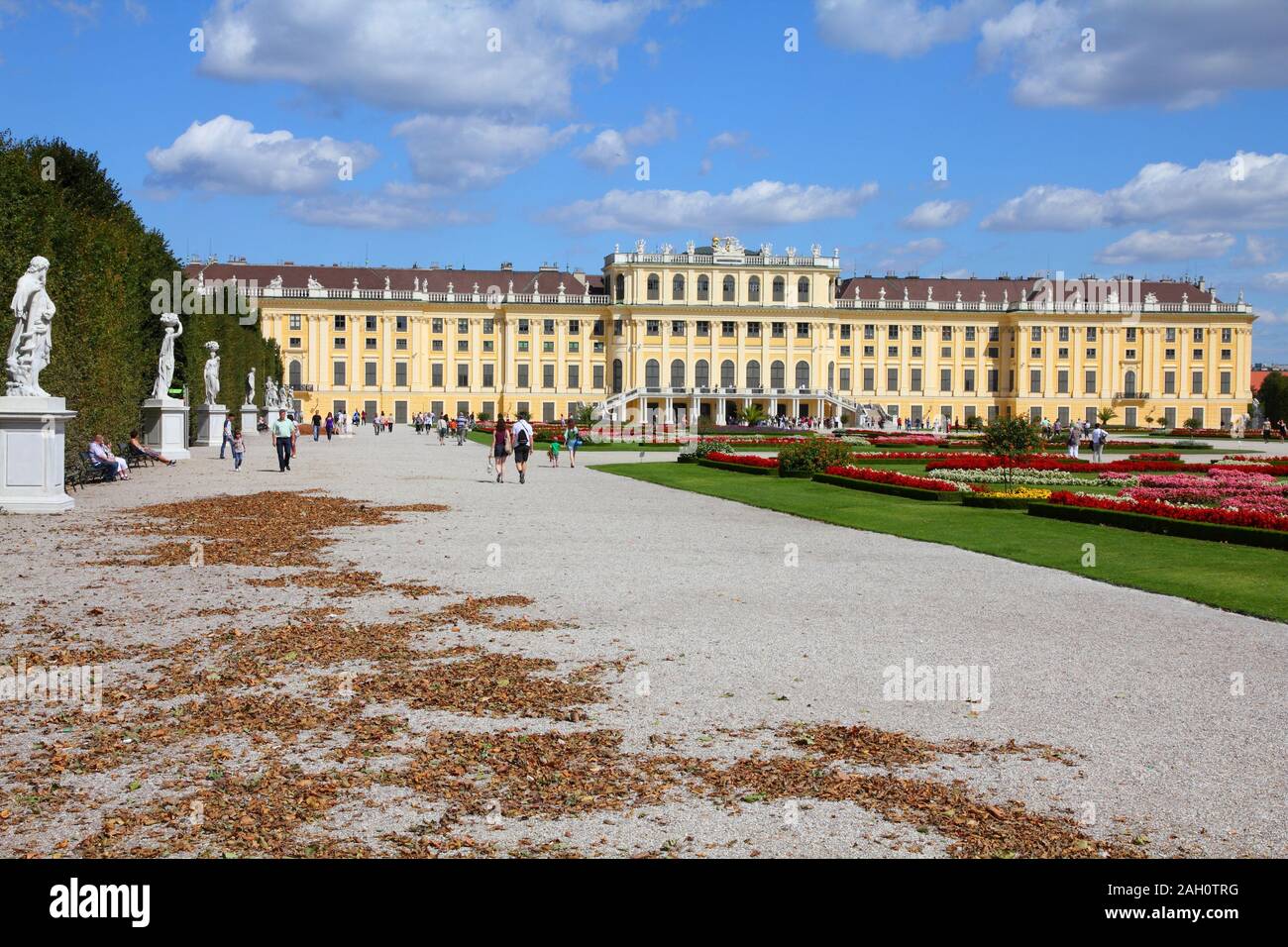 Wien - 6. SEPTEMBER: Menschen besuchen Schönbrunner Gärten am 6. September 2011 in Wien. Ab 2008 war Wien die 20 meist besuchten Stadt weltweit (durch Stockfoto