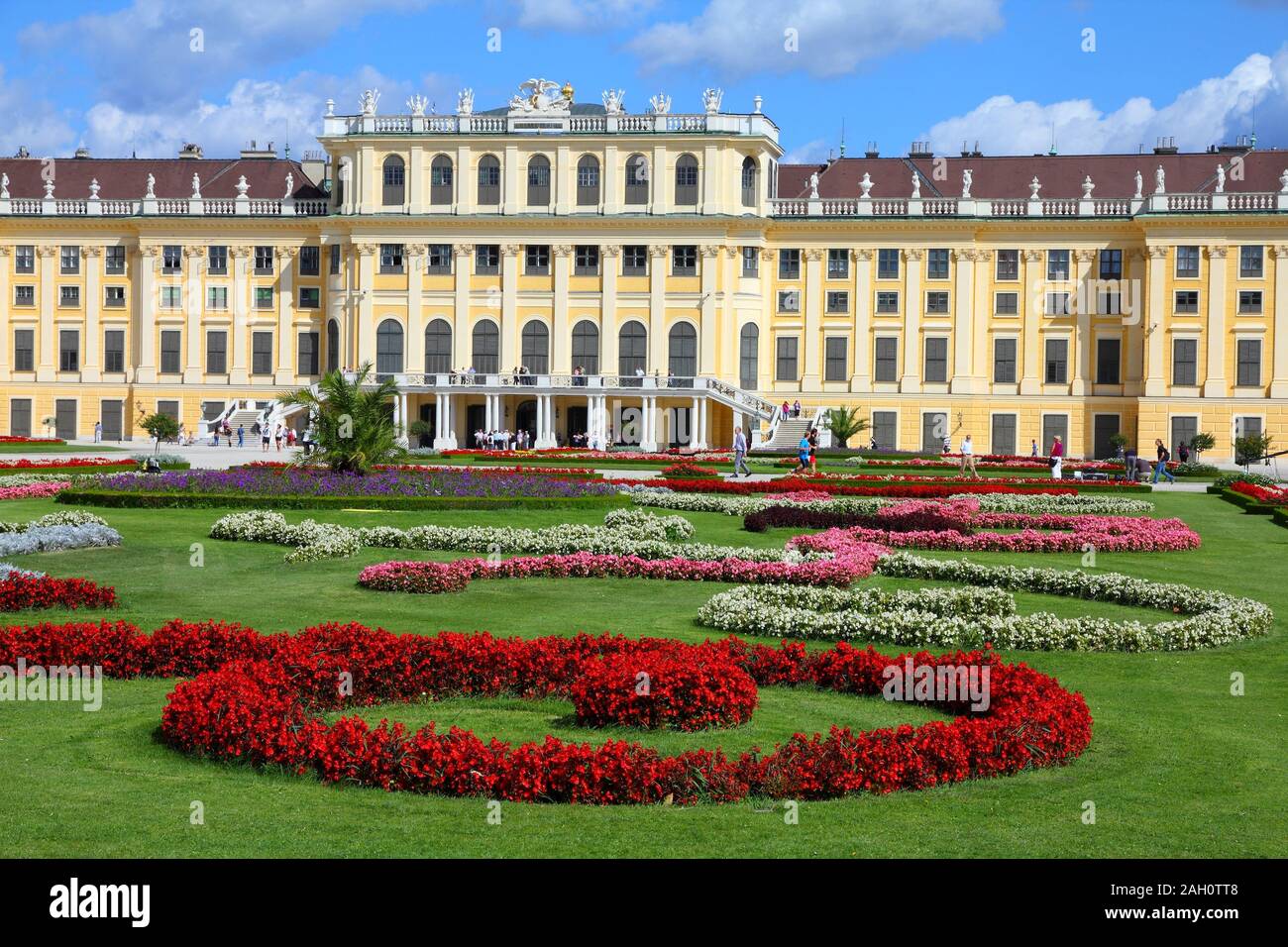 Wien - 6. SEPTEMBER: Menschen besuchen Schönbrunner Gärten am 6. September 2011 in Wien. Ab 2008 war Wien die 20 meist besuchten Stadt weltweit (durch Stockfoto