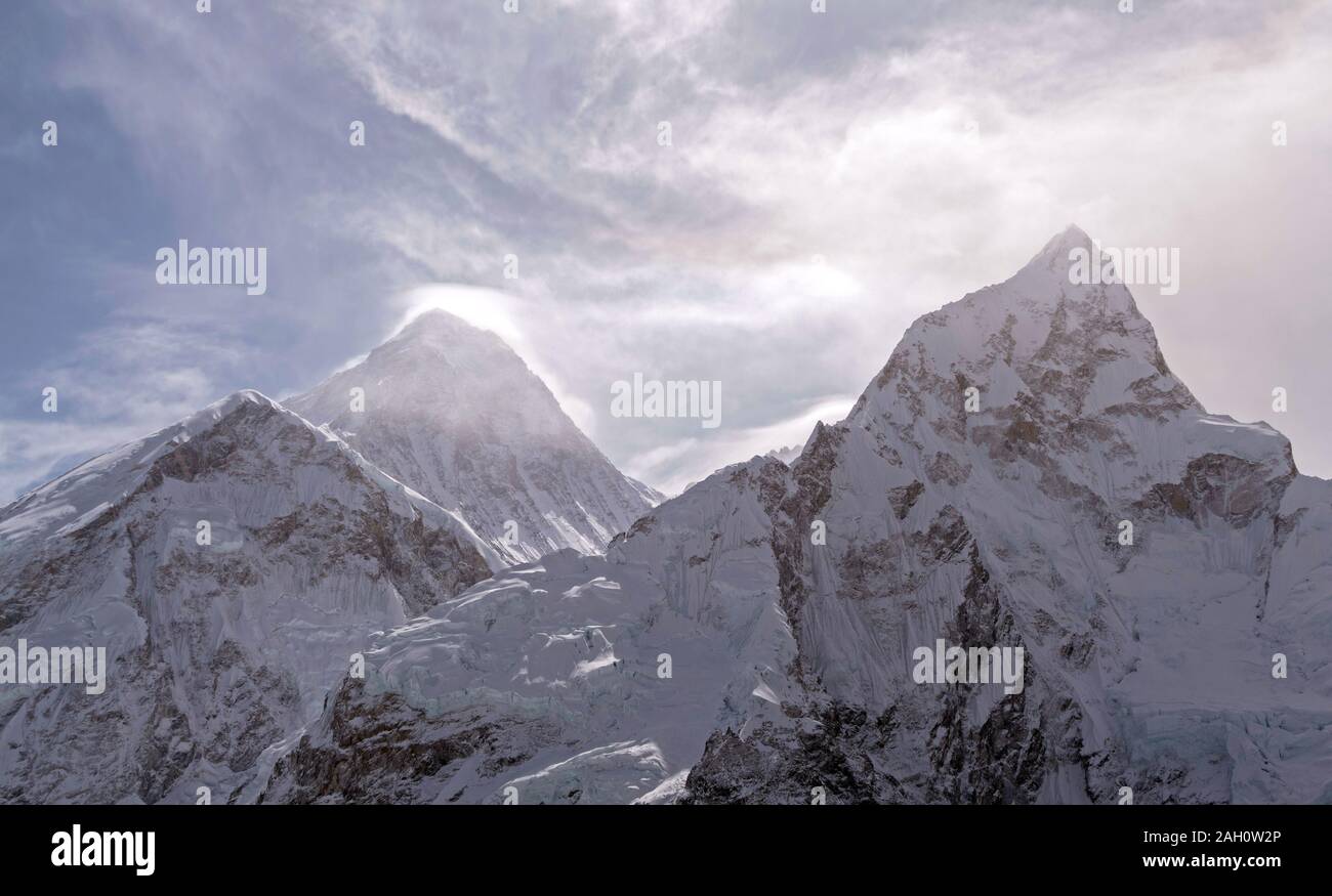 Der Everest Peak (8848 m) und Nuptse (7861 m) bei Sonnenaufgang. Nepal, Himalaya Stockfoto