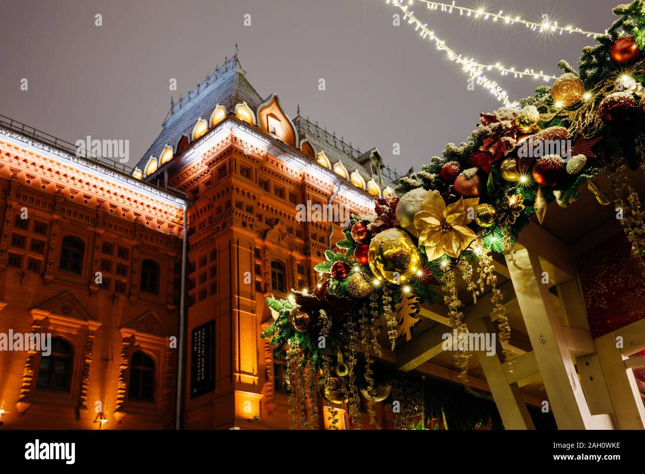 Weihnachtsschmuck vor dem Staatlichen Historischen Museum, Moskau, Russland Stockfoto