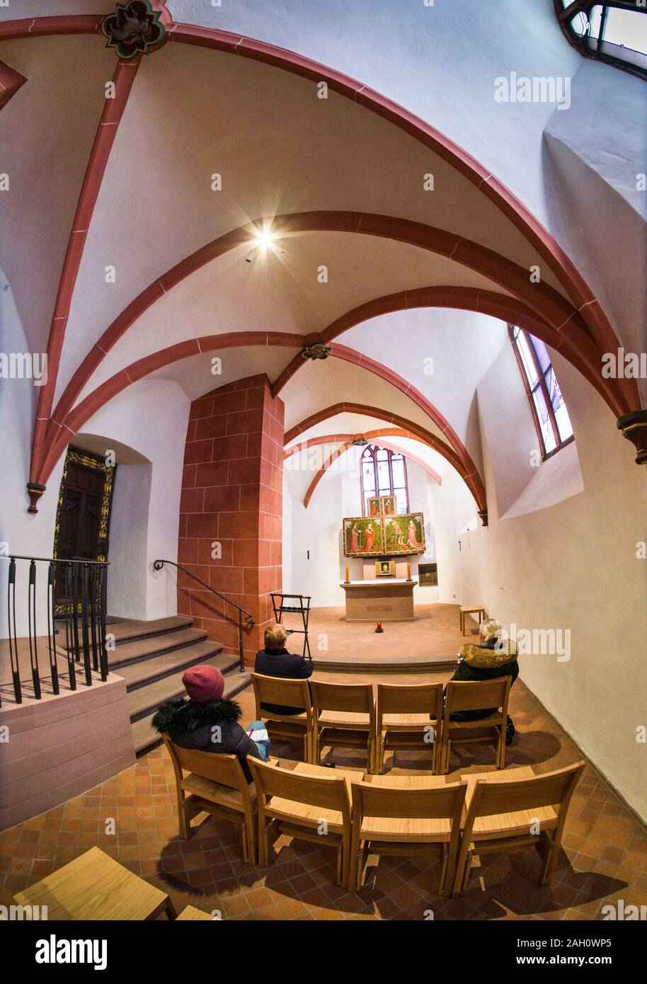 23 Dezember 2019, Hessen, Frankfurt/Main: frisch umgestaltet und renoviert, die wahlkapelle im Frankfurter Bartholomäus-Dom. Dieses ist, wo die Könige seit 1438 und seit 1562 auch die Kaiser des Heiligen Römischen Reiches Deutscher Nationen gewählt wurden. In einem Schrein ist die Reliquie des Apostels Bartholomäus. Die schädeldecke des Apostels gilt als einer der wertvollsten Reliquien in Deutschland. Foto: Frank Rumpenhorst/dpa Stockfoto