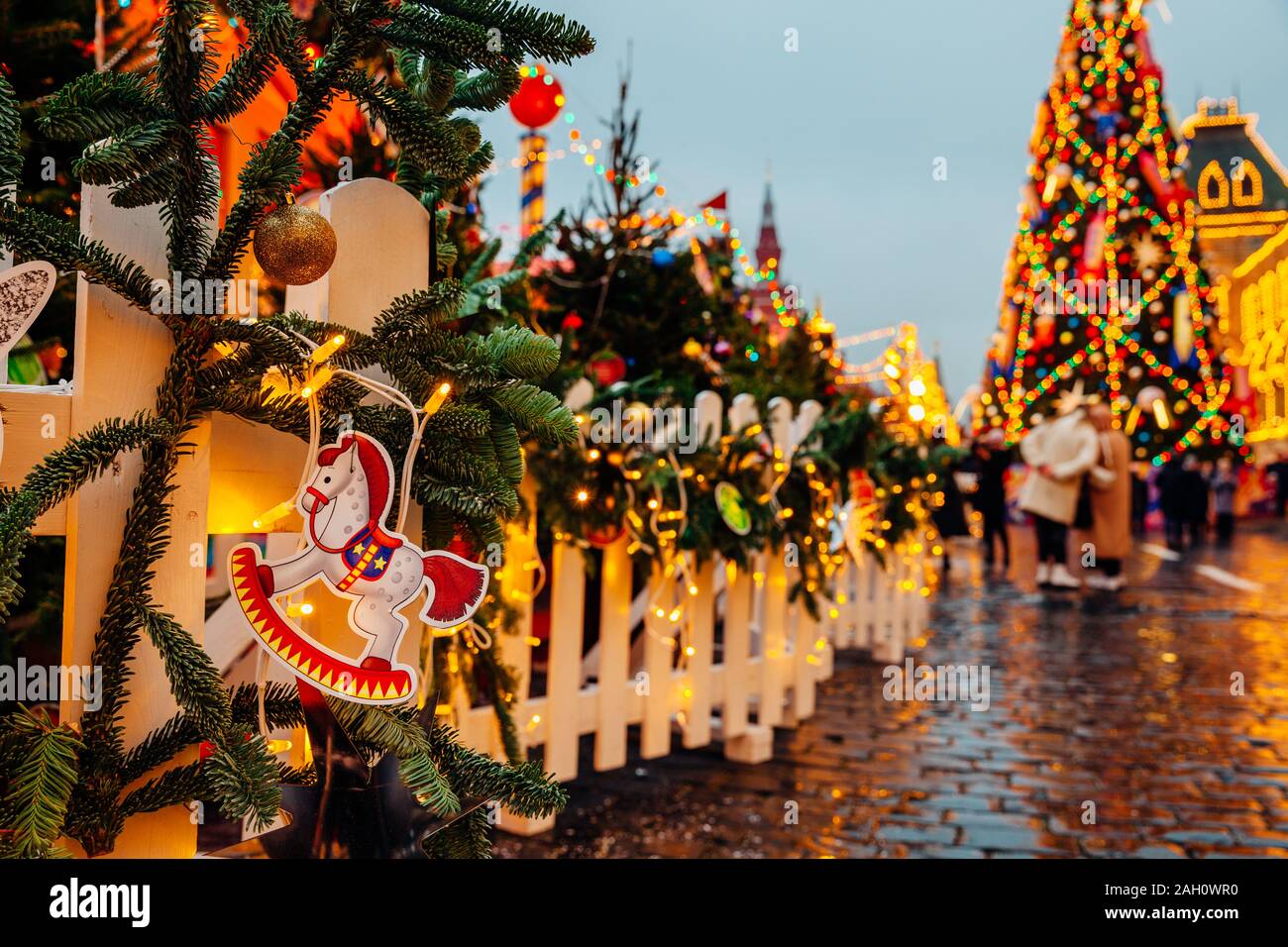 Weihnachtsschmuck auf dem Weihnachtsmarkt auf dem Roten Platz, Moskau, Russland Stockfoto