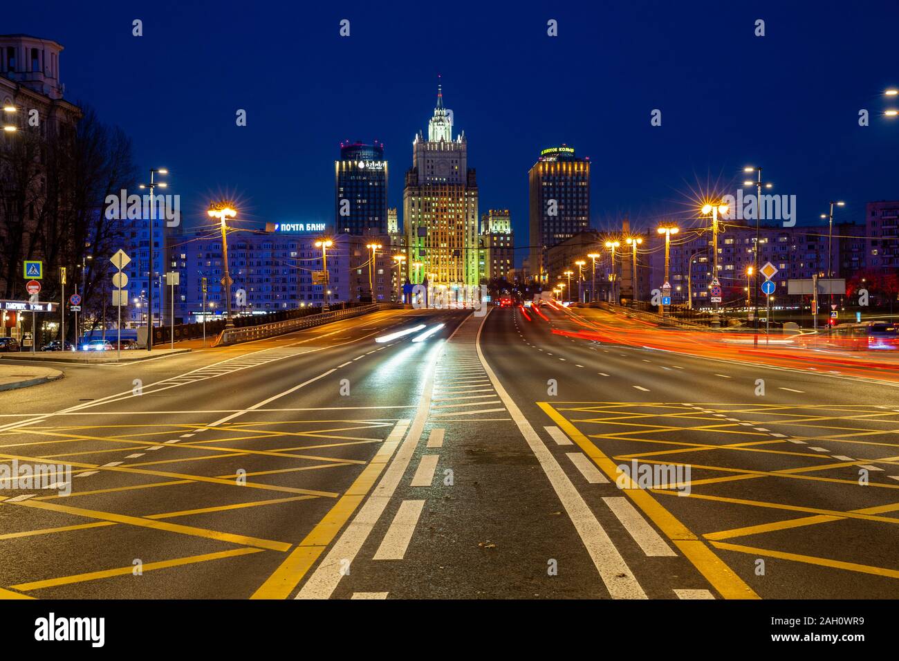 Moskau, Russland - 15. November 2018: Die Straße, die zum Ministerium für Auswärtige Angelegenheiten der Russischen Föderation in der Nacht auf den 15. November 2018 in Moskau, Russland. Stockfoto