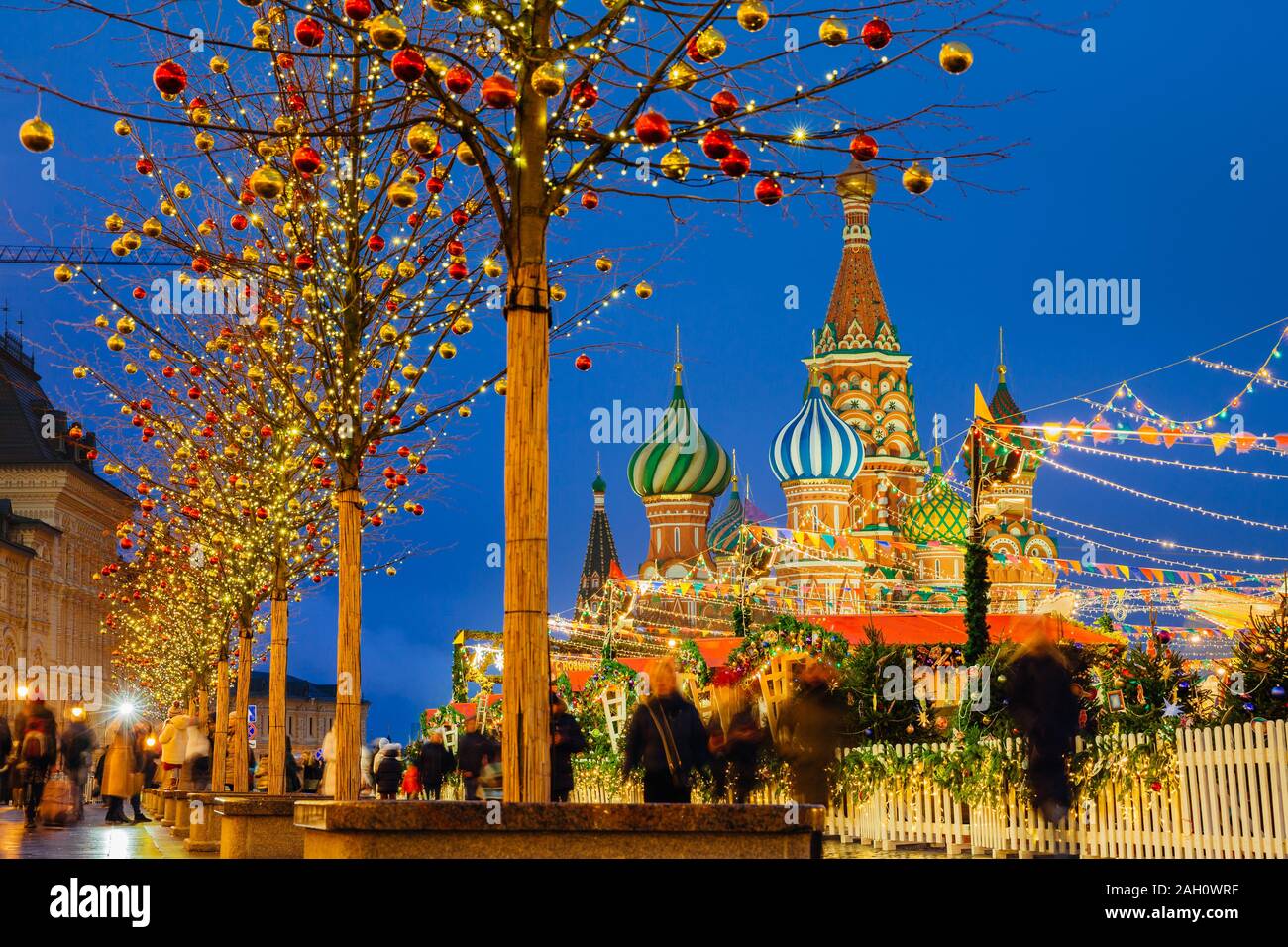 Weihnachtsmarkt auf dem Roten Platz mit der Basilius-Kathedrale auf dem Hintergrund, Moskau, Russland Stockfoto