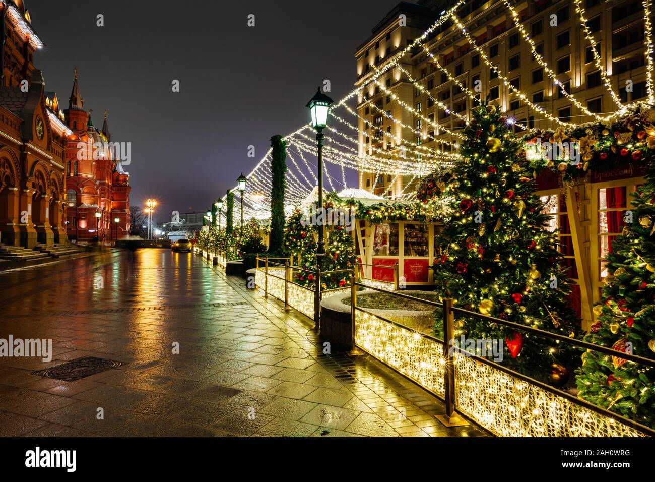 Weihnachtsmarkt vor dem Staatlichen Historischen Museum, Moskau, Russland Stockfoto