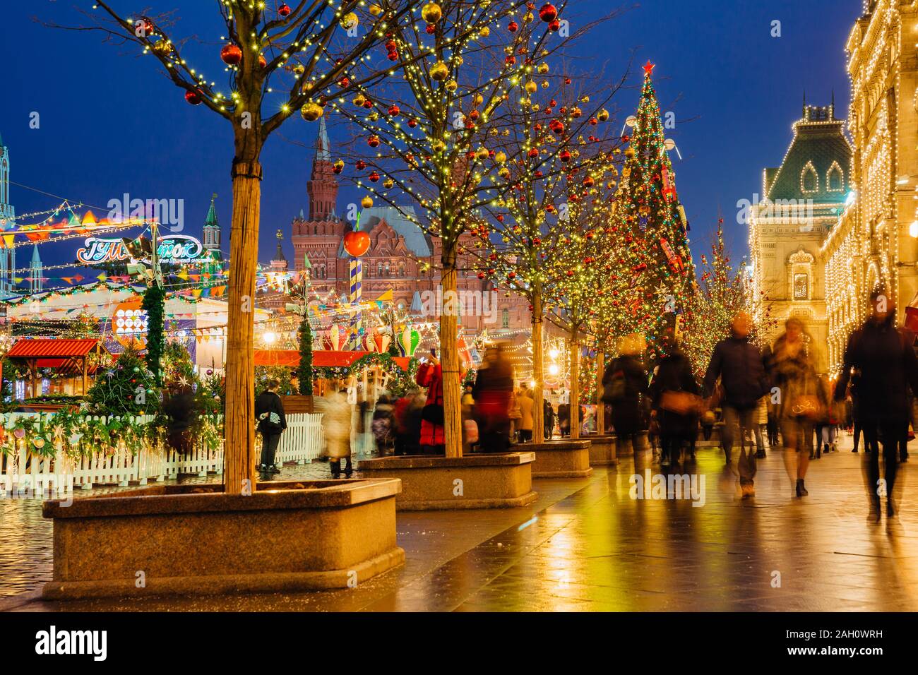 Weihnachtsbaum und Markt auf dem Roten Platz, Moskau, Russland Stockfoto