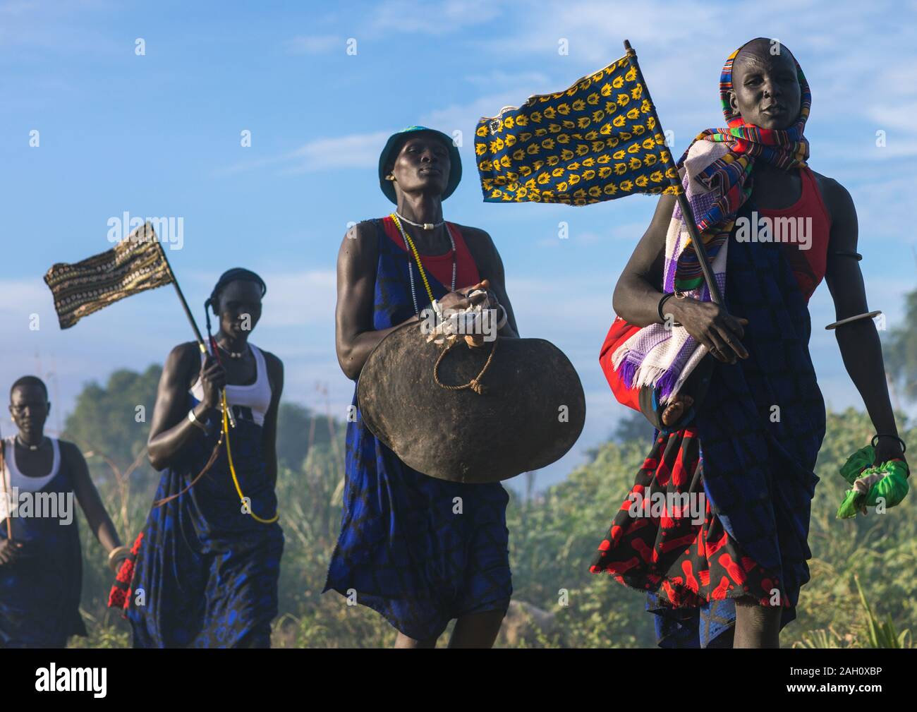 Mundari Stamm Frauen marschieren in der Linie beim feiern eine Hochzeit, Central Equatoria, Terekeka, South Sudan Stockfoto