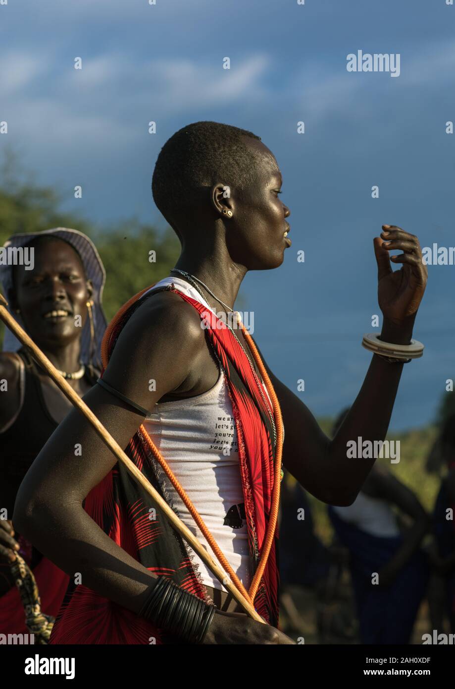 Mundari Stamm Frau feiern eine Hochzeit, Central Equatoria, Terekeka, South Sudan Stockfoto