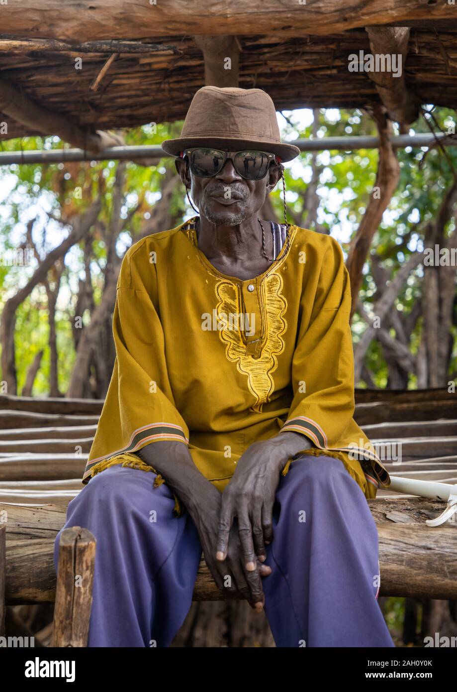 Alte Lotuko Stamm Mann mit Sonnenbrille und Hut, Central Equatoria, Illeu, South Sudan Stockfoto