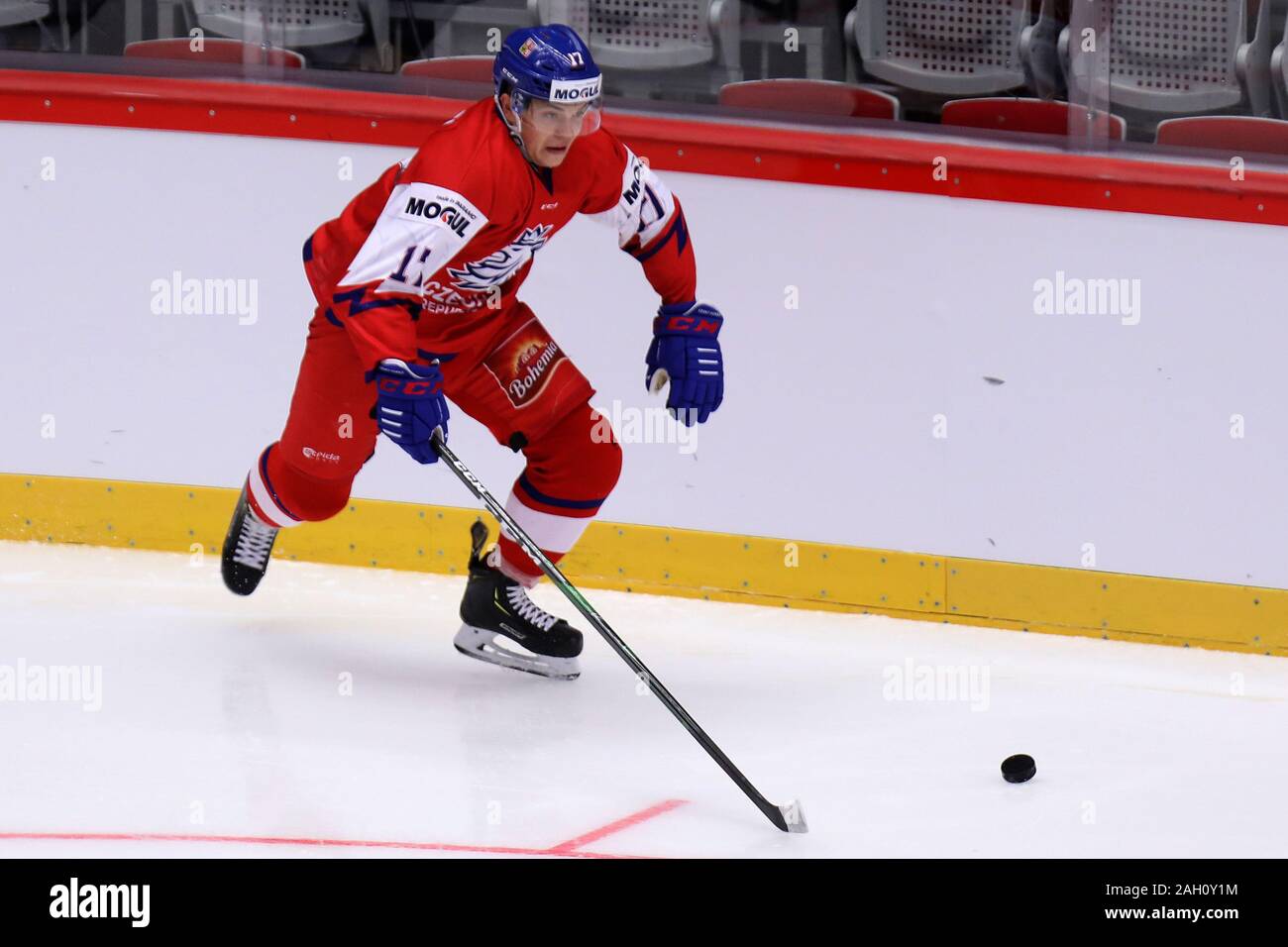 Matej Blumel (CZE), die in Aktion bei einem vorrundenspiel Tschechien vs Slowakei vor der 2020 IIHF World Junior Eishockey Meisterschaften, in Tr Stockfoto