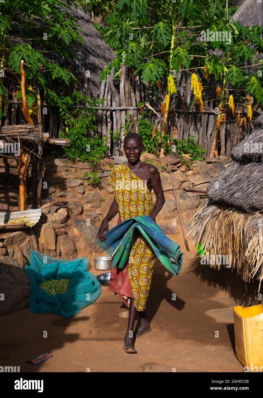 Lotuko Stamm Frau in einem Dorf, Central Equatoria, Illeu, South Sudan Stockfoto