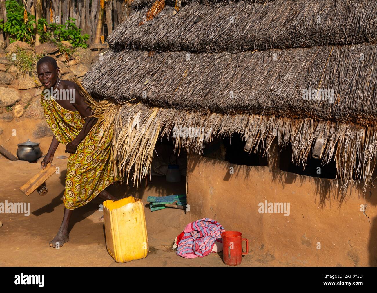 Lotuko Stamm Frau aus Ihren strohgedeckten Hütte, Central Equatoria, Illeu, South Sudan Stockfoto