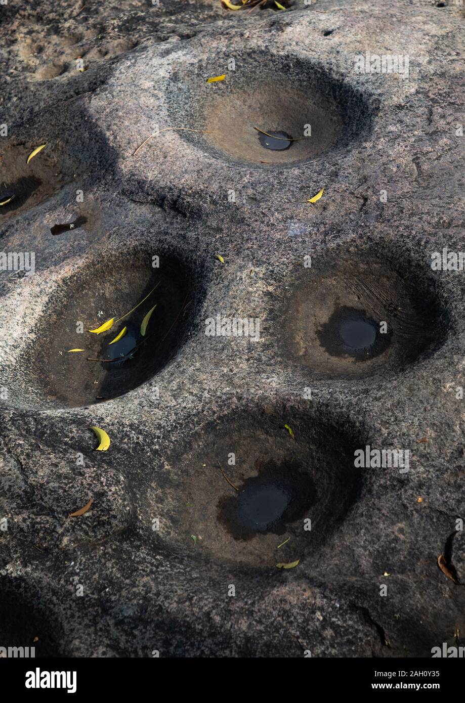 Rock verwendet Körner in Lotuko Stamm zu schleifen, Central Equatoria, Illeu, South Sudan Stockfoto